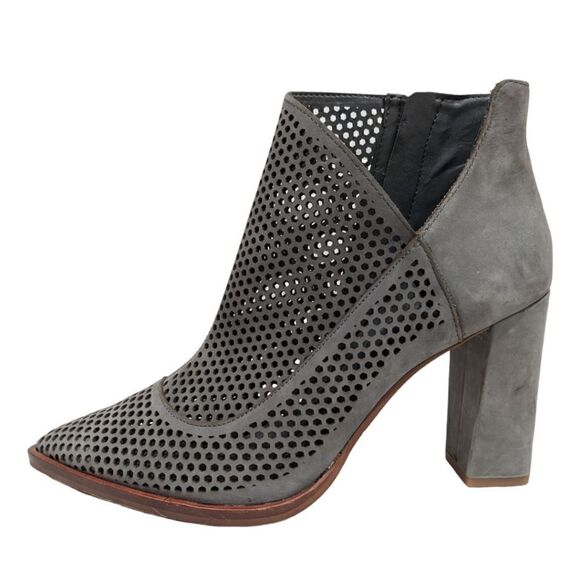 NWOT Vince Camuto Levesna Grey Suede Leather Cut Out Block Heel Boots Size 9M - Picture 4 of 11